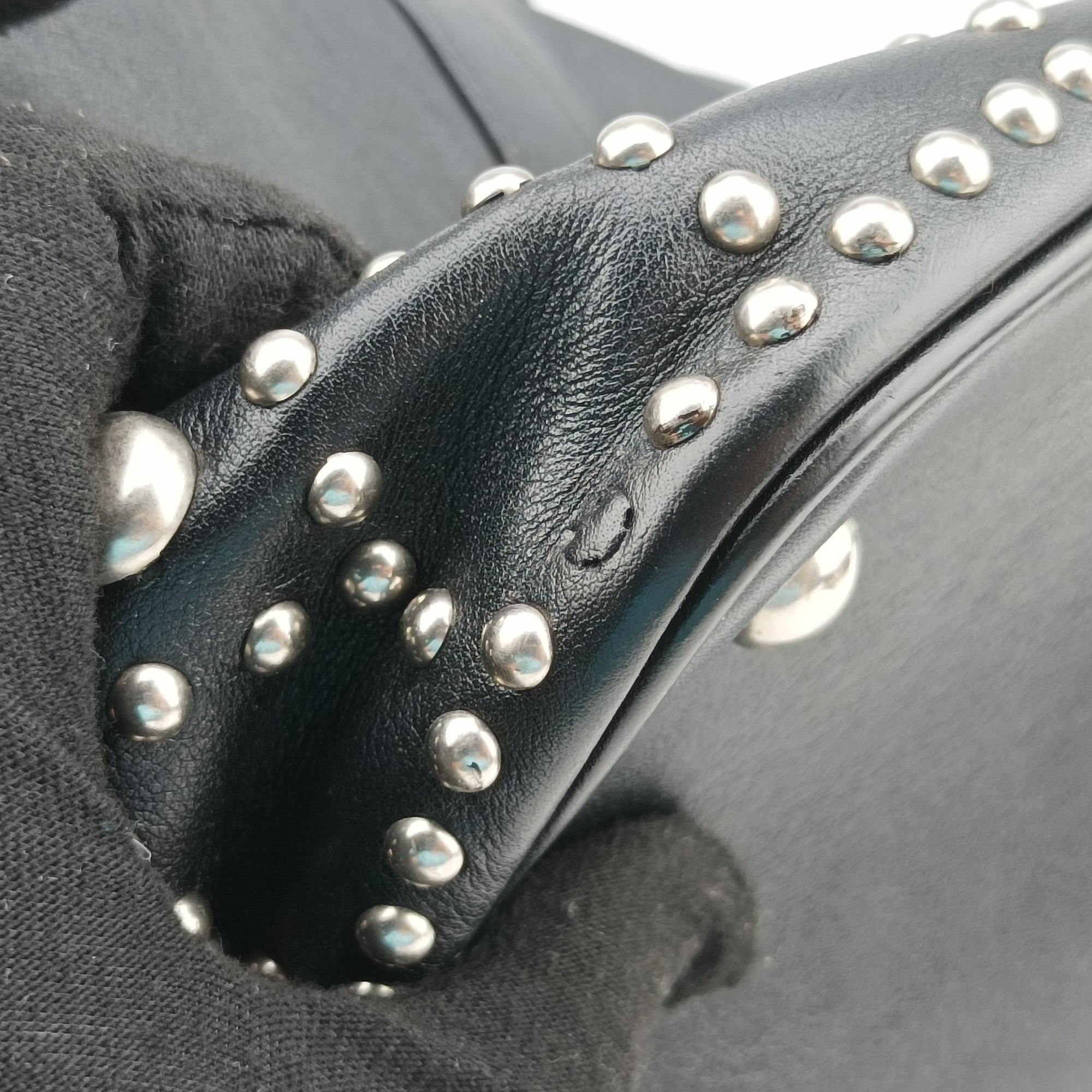 Pre-owned Yves Saint Laurent Y Studded Bucket Black Leather 454072 shoulderbag | stylenewstar
