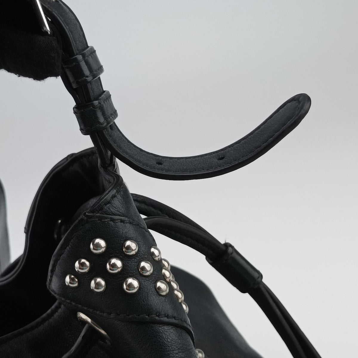 Pre-owned Yves Saint Laurent Y Studded Bucket Black Leather 454072 shoulderbag | stylenewstar