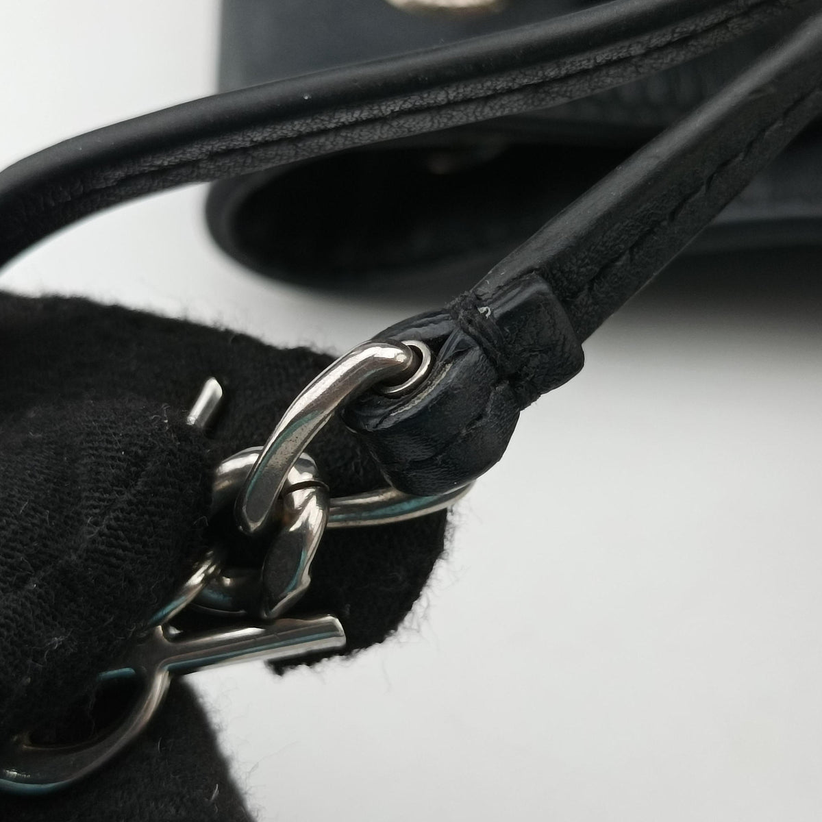 Pre-owned Yves Saint Laurent Y Studded Bucket Black Leather 454072 shoulderbag | stylenewstar