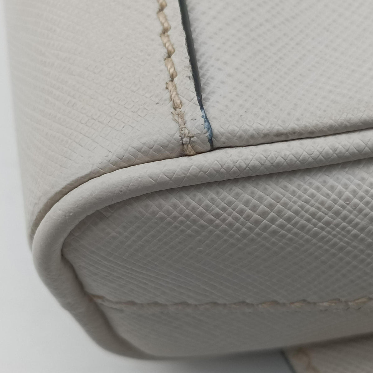 Secondhand Prada Triangle Logo White Saffiano Leather 2VL012 bum bag/waist bag | stylenewstar