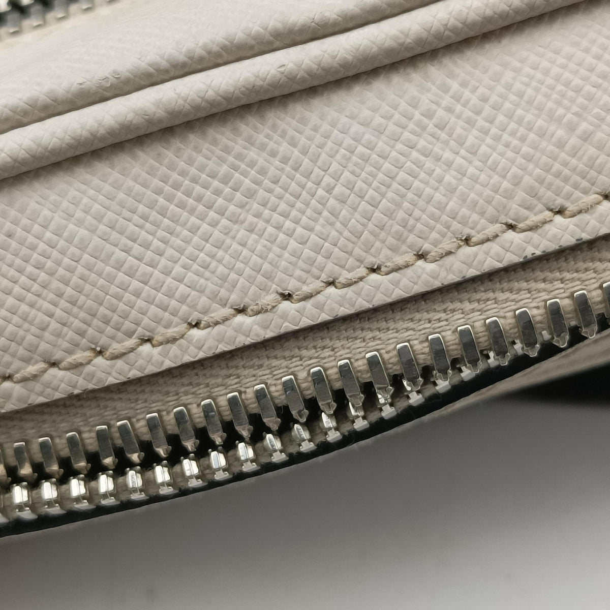 Pre-owned Prada Triangle Logo White Saffiano Leather 2VL012 bum bag/waist bag | stylenewstar