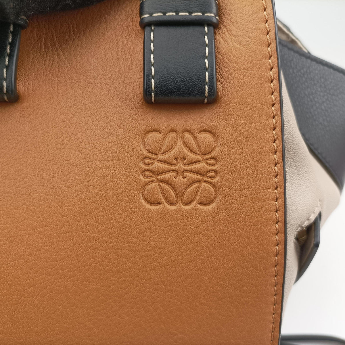 Pre-owned Loewe Hammock Beige× Brown × Black Leather  shoulderbag | stylenewstar