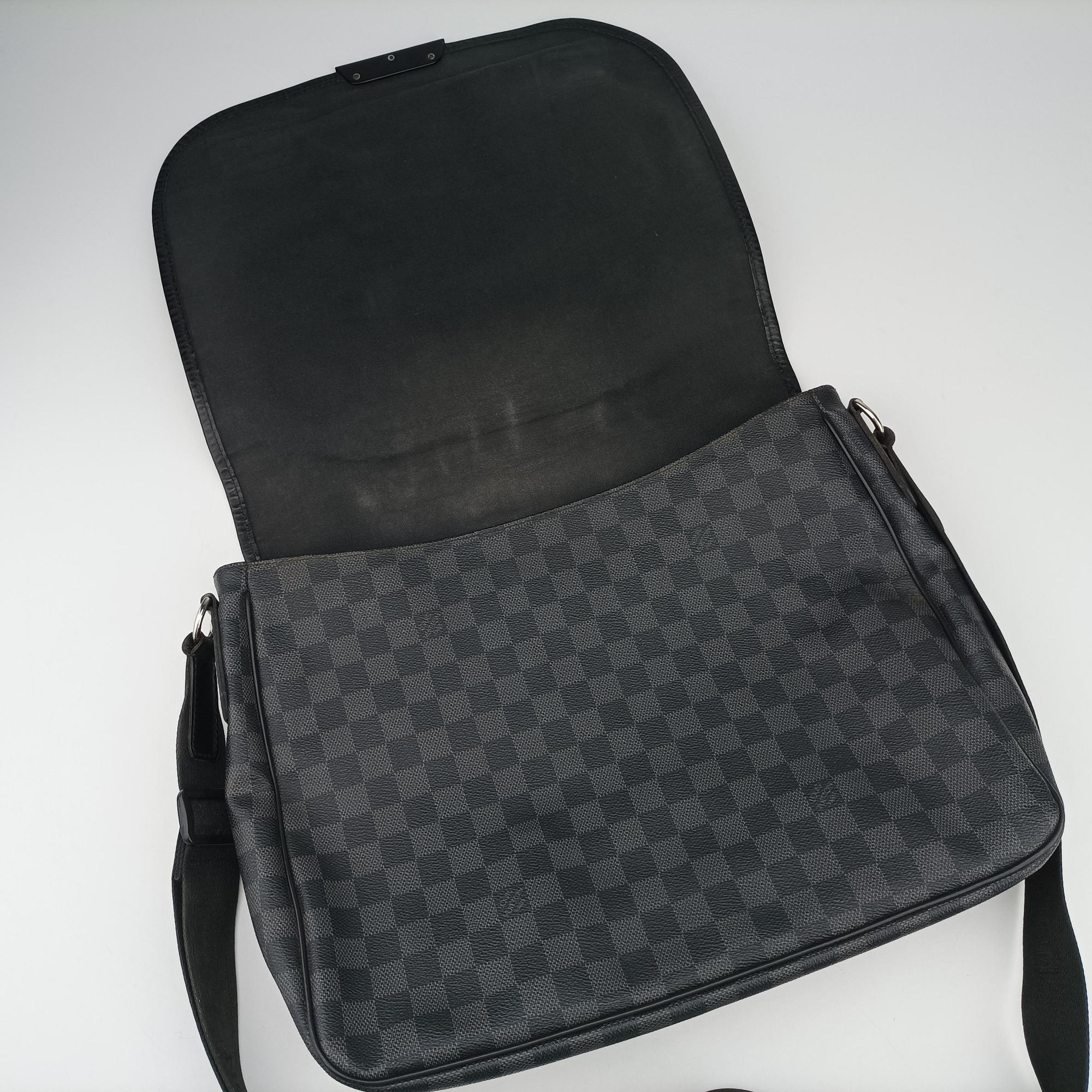 Pre-owned Louis Vuitton DANIEL GM Noir Damier GRAPHITE N58033 shoulderbag | stylenewstar