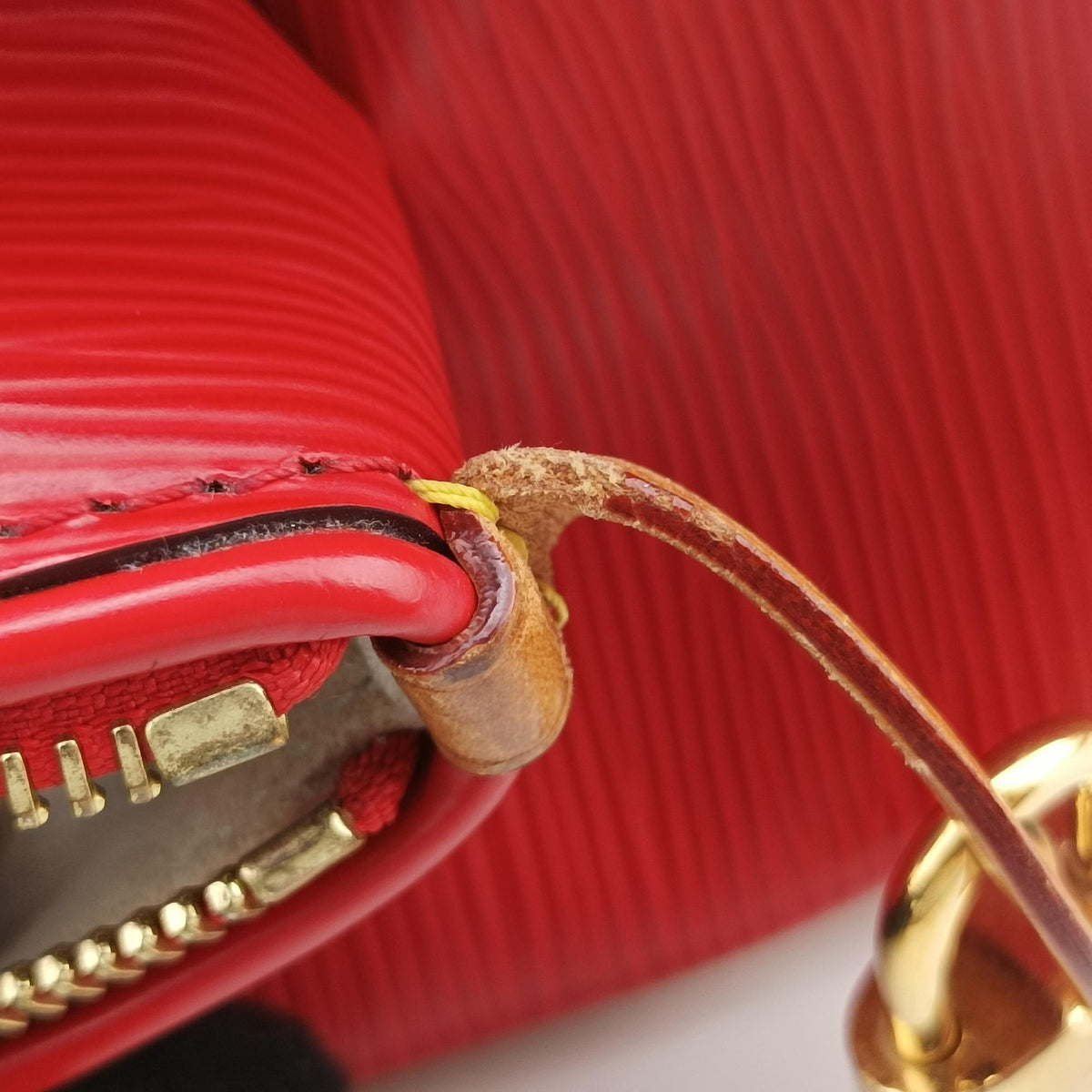 Secondhand Louis Vuitton Dock PM Red epi M93246 shoulderbag | stylenewstar