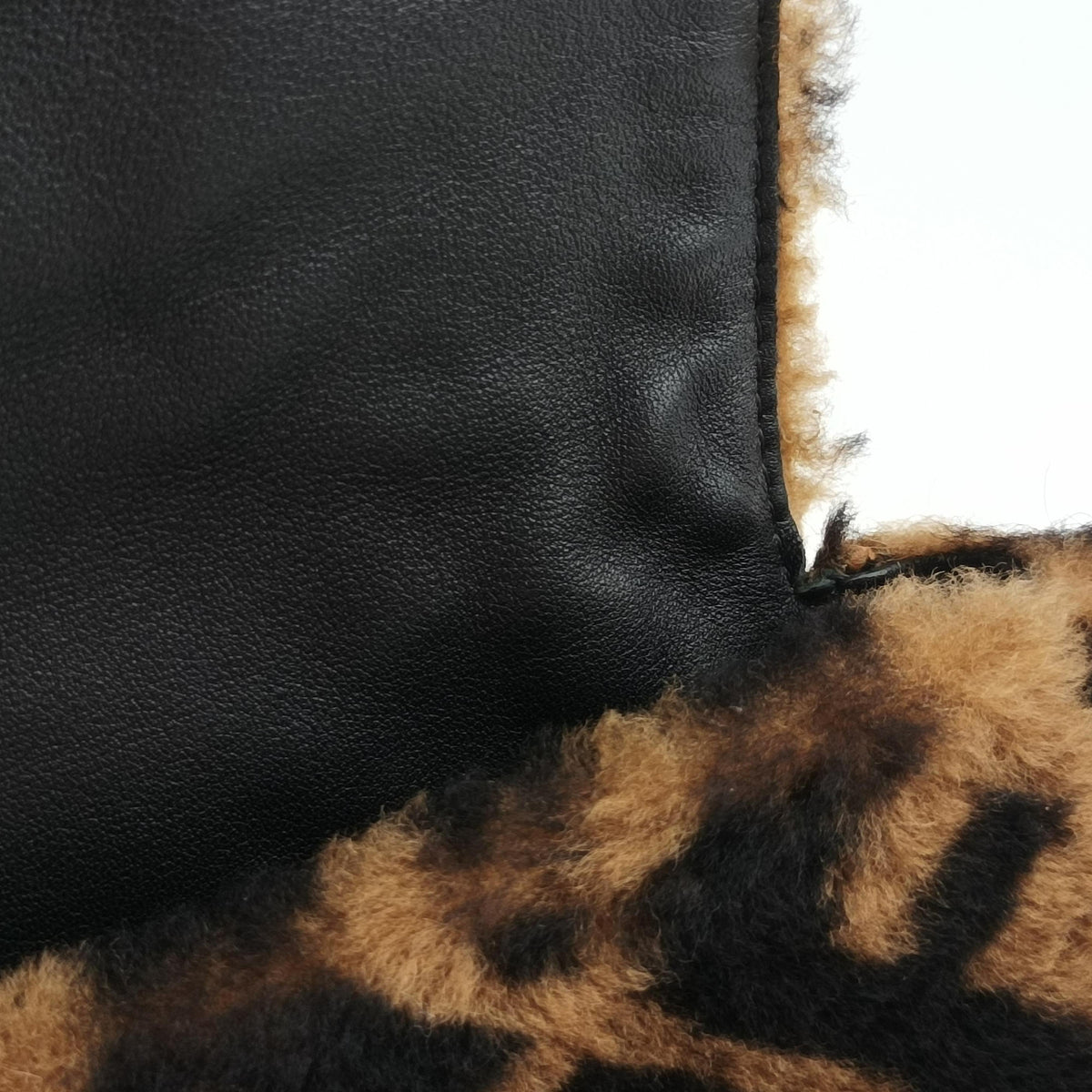 Pre-owned Fendi BAGUETTE Brown×Black fur 8BS017 shoulderbag | stylenewstar