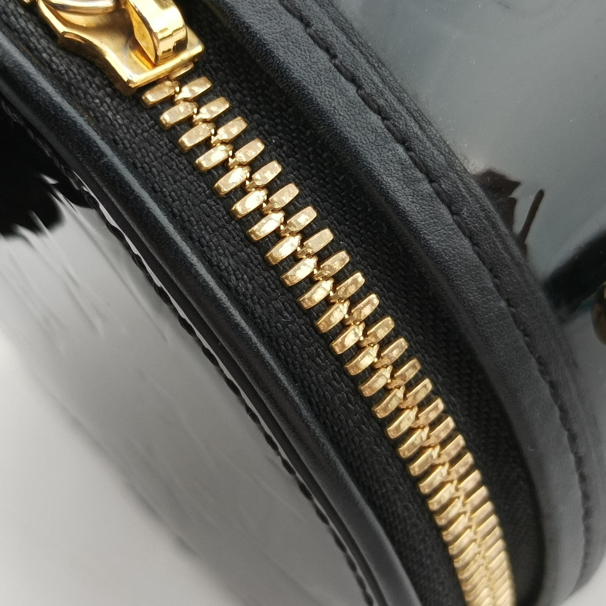 Pre-owned Louis Vuitton Mini Boite Chapeau Souple Noir Vernis M90469 shoulderbag | stylenewstar