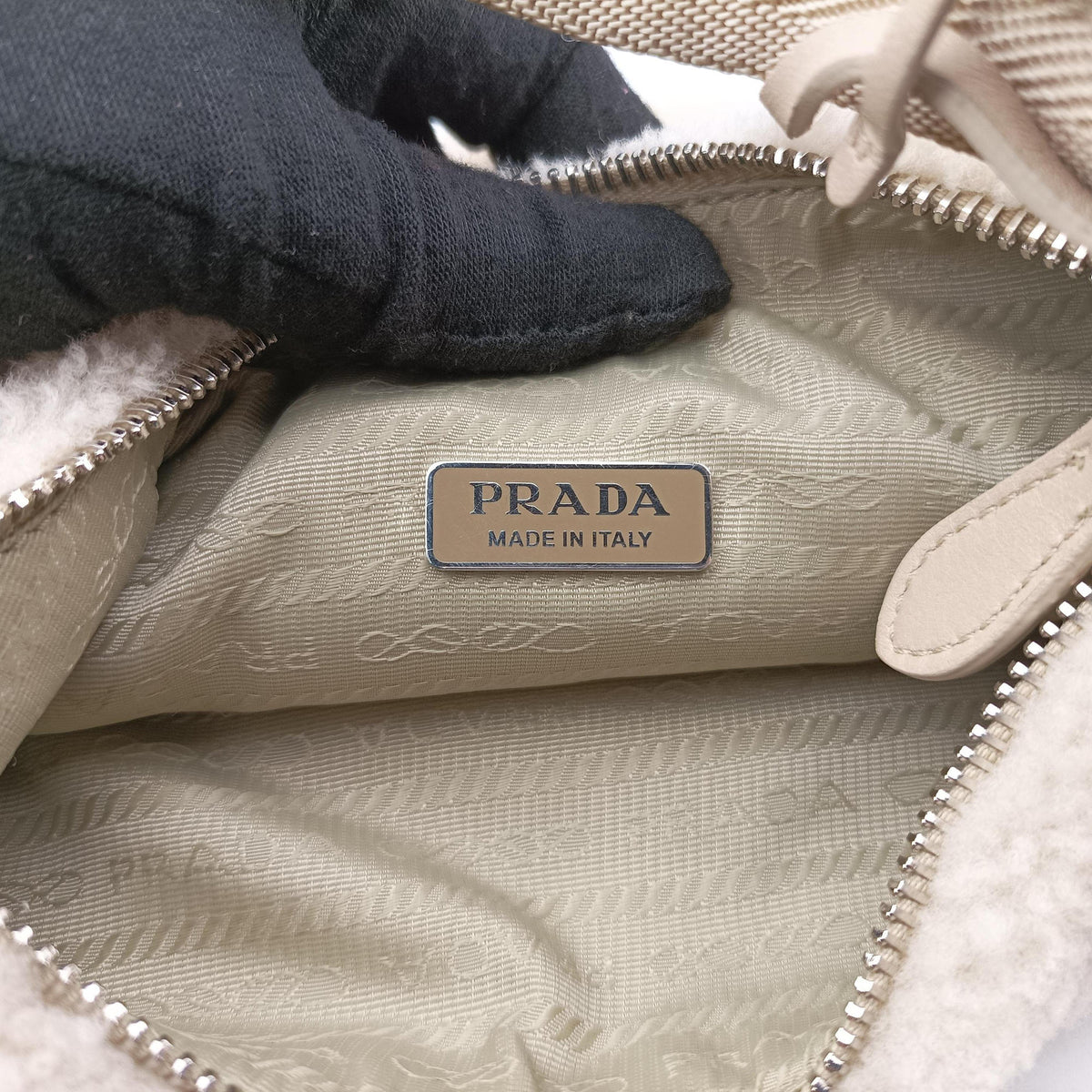 Pre-owned Prada Re-Edition 2000 Beige Sheep Fur 1NE515 shoulderbag | stylenewstar