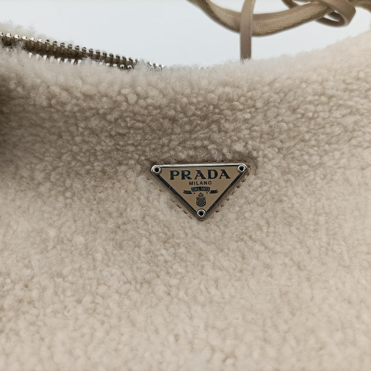 Pre-owned Prada Re-Edition 2000 Beige Sheep Fur 1NE515 shoulderbag | stylenewstar