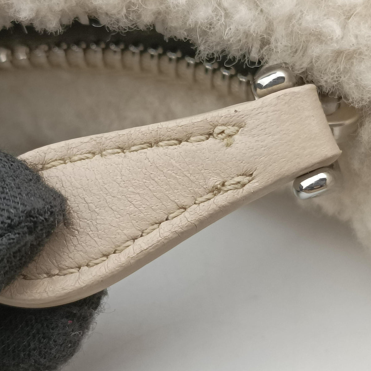 Pre-owned Prada Re-Edition 2000 Beige Sheep Fur 1NE515 shoulderbag | stylenewstar
