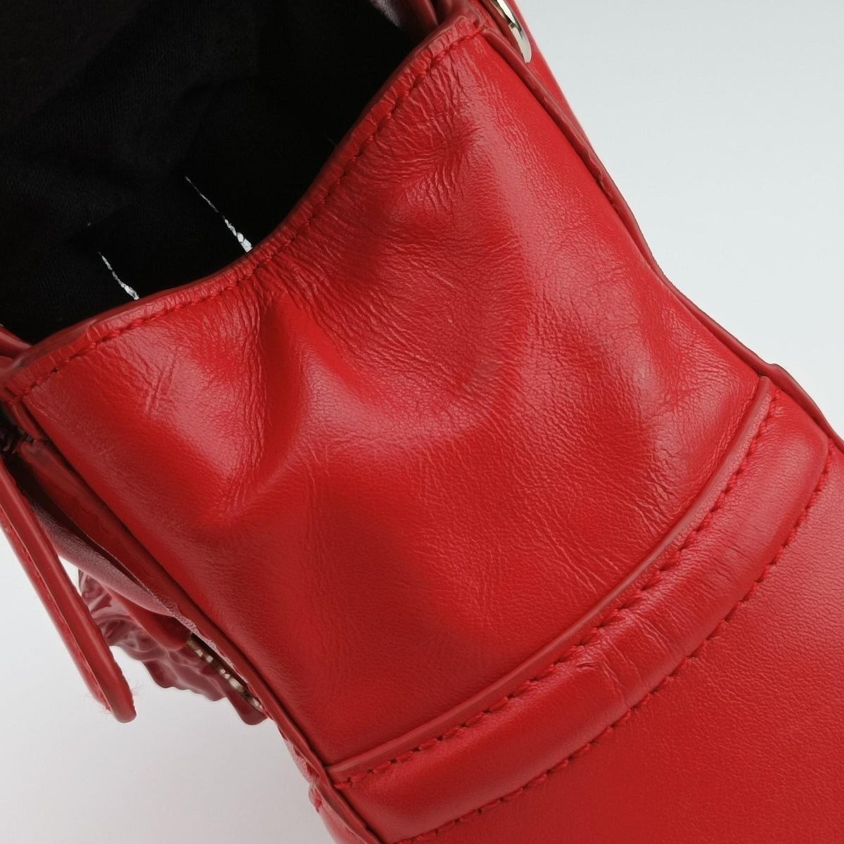 Pre-owned VERSACE Medusa Red Leather  shoulderbag | stylenewstar