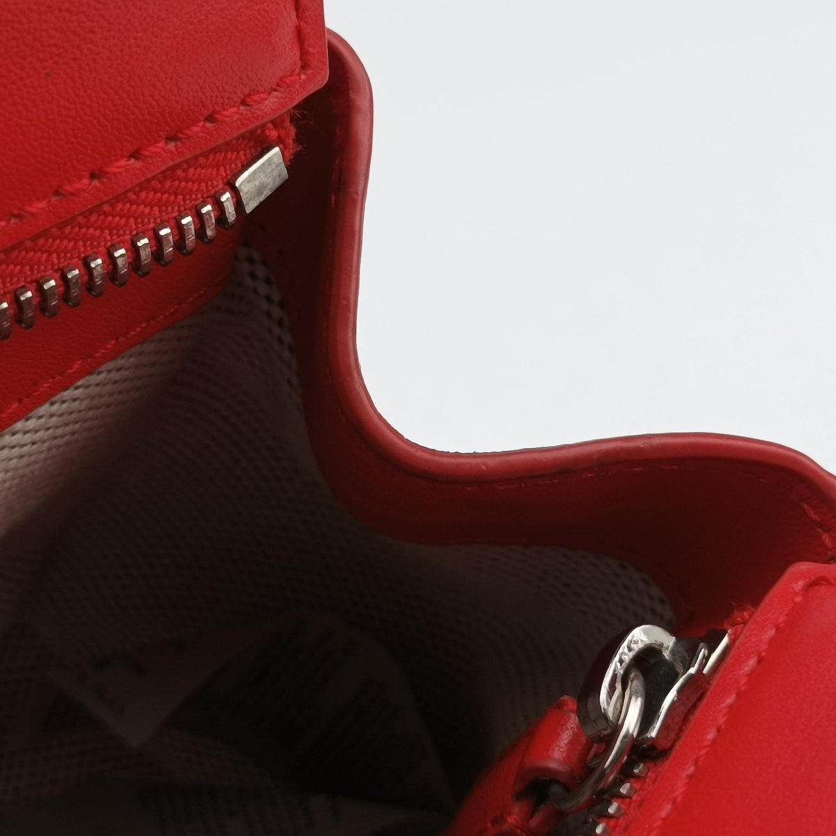 Pre-owned VERSACE Medusa Red Leather  shoulderbag | stylenewstar
