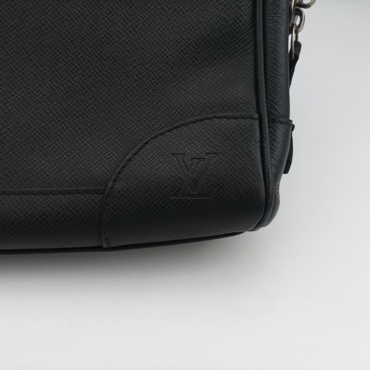 Pre-owned Louis Vuitton IGOR Ardoise Taiga M31172 handbag | stylenewstar