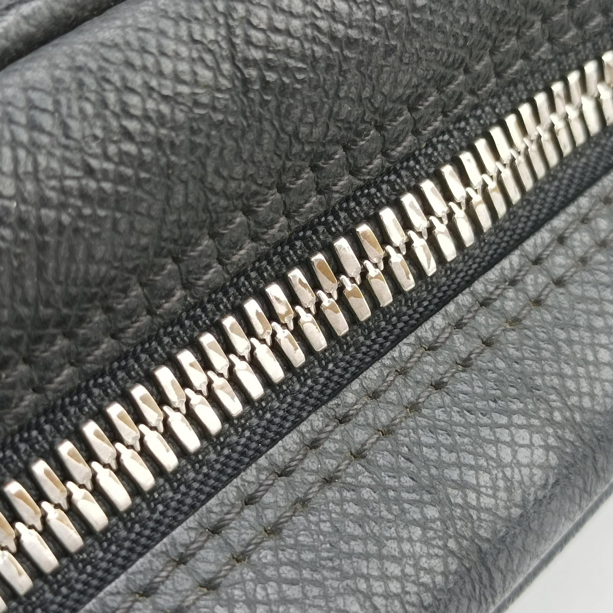 Pre-owned Louis Vuitton IGOR Ardoise Taiga M31172 handbag | stylenewstar