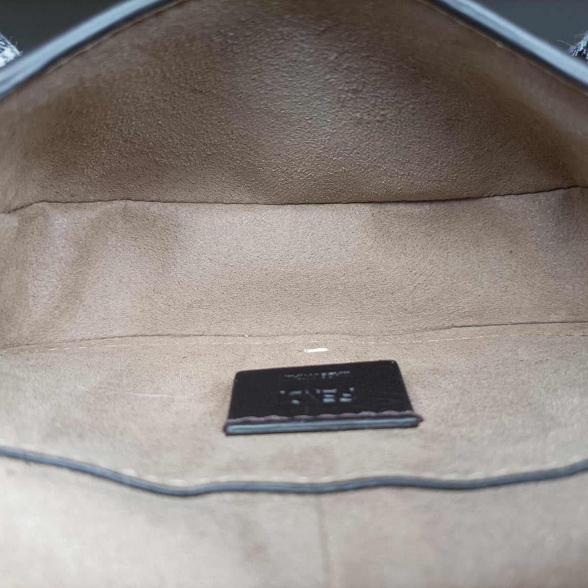 Vintage Fendi C'mon Nano White Leather 7AS219 shoulderbag | stylenewstar