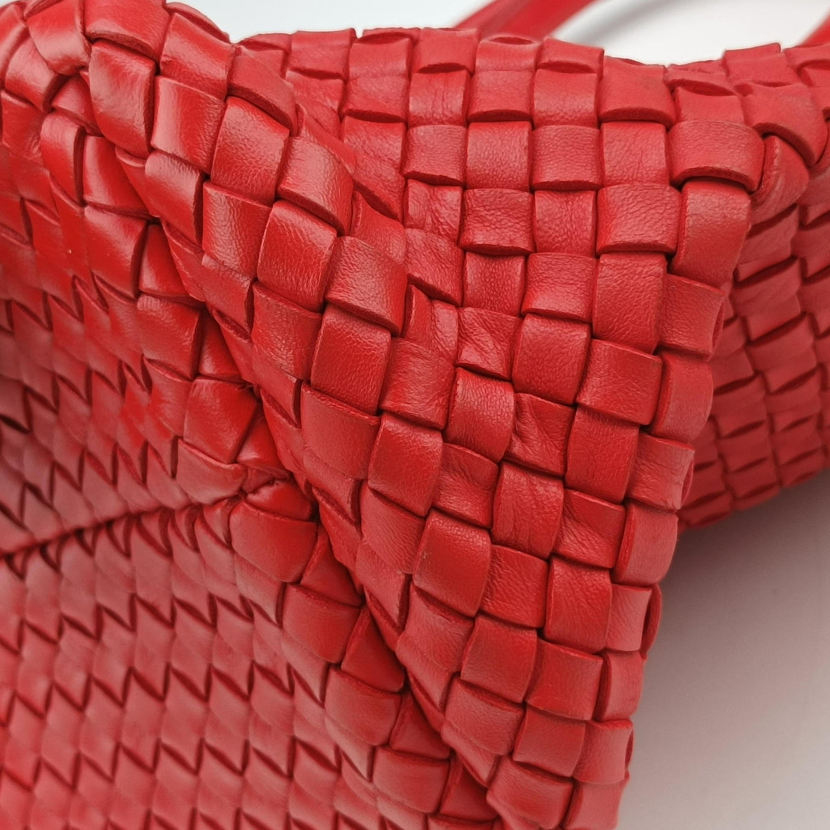 Pre-owned Bottega Veneta Cabat intrecciato Red lambskin  handbag | stylenewstar