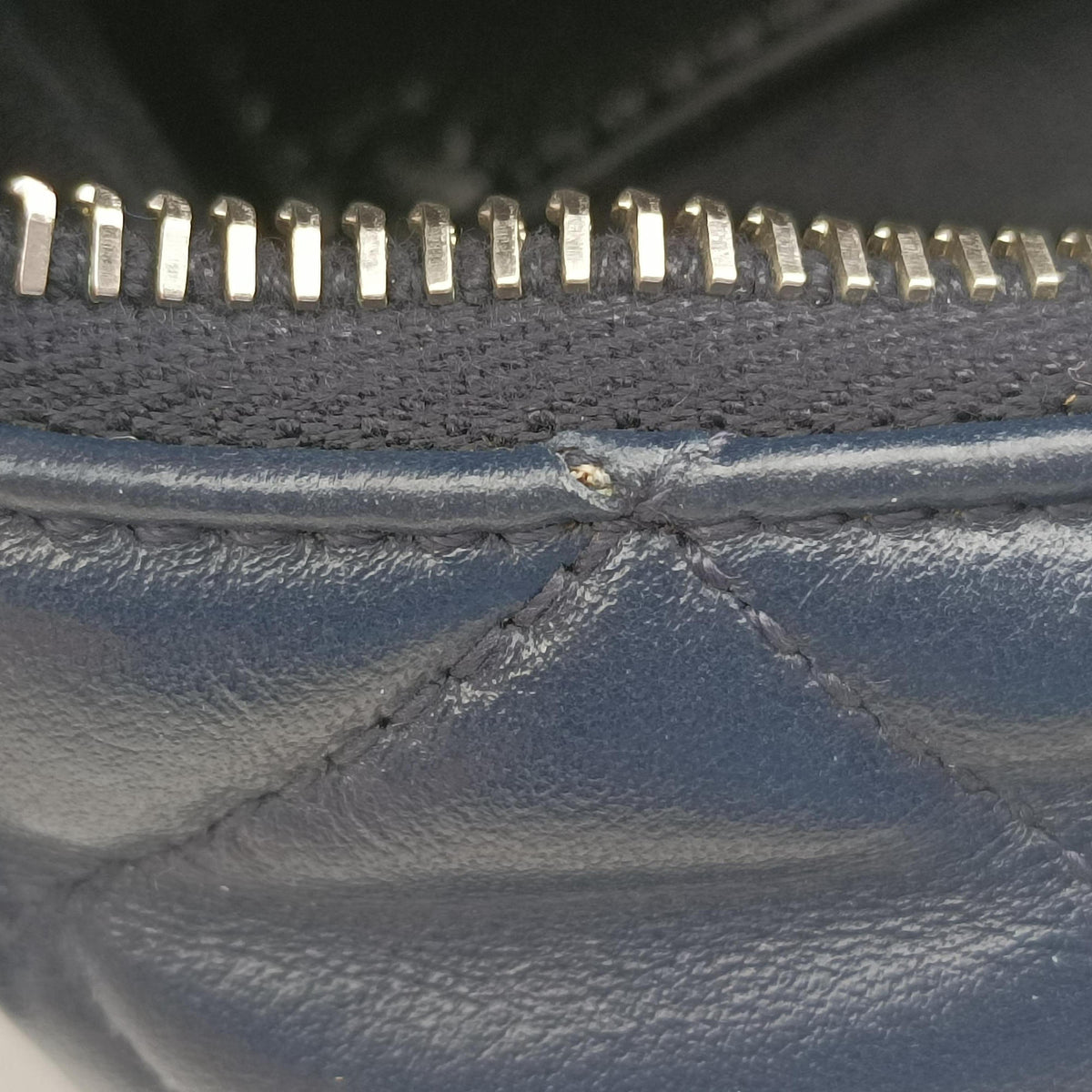 Secondhand Yves Saint Laurent LOULOU Navy Leather 454317 shoulderbag | stylenewstar
