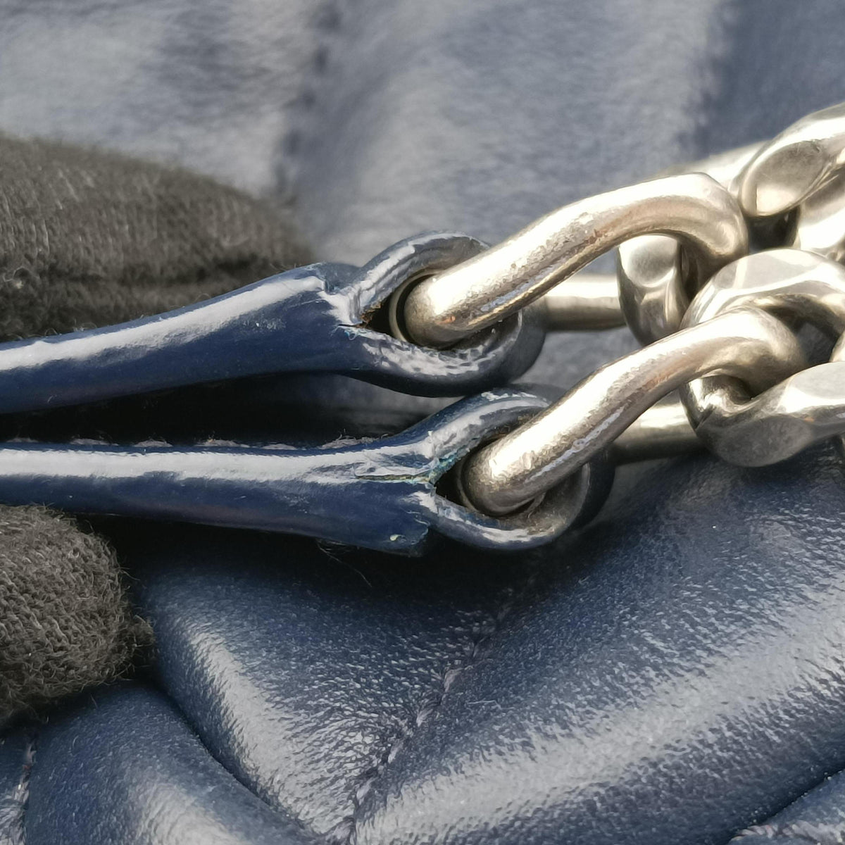 Secondhand Yves Saint Laurent LOULOU Navy Leather 454317 shoulderbag | stylenewstar