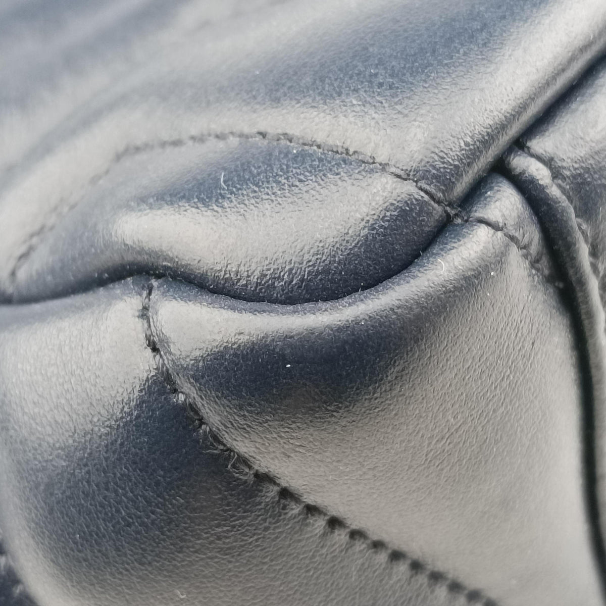 Secondhand Yves Saint Laurent LOULOU Navy Leather 454317 shoulderbag | stylenewstar