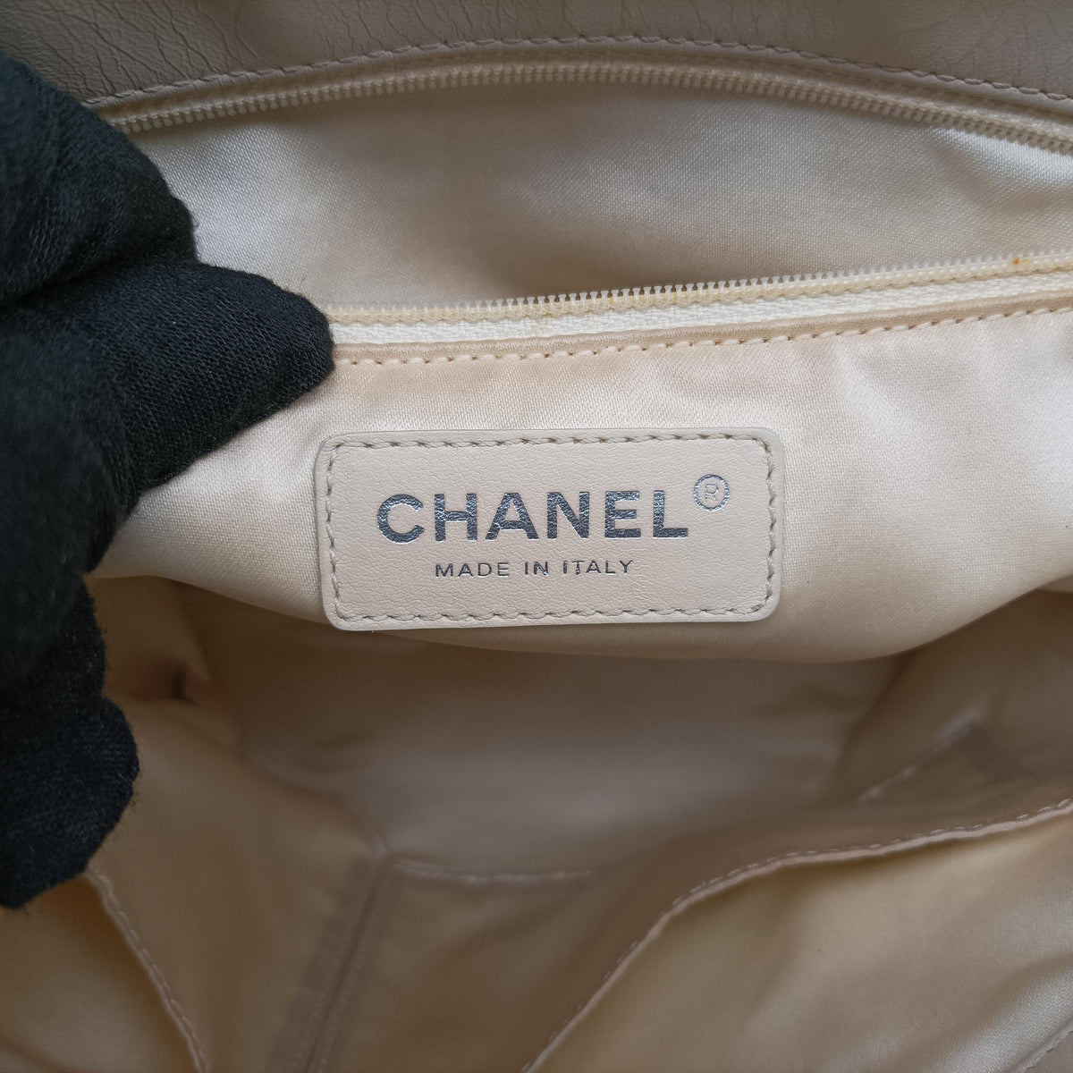 Pre-owned Chanel East West 2.55 White lambskin A37696 shoulderbag | stylenewstar