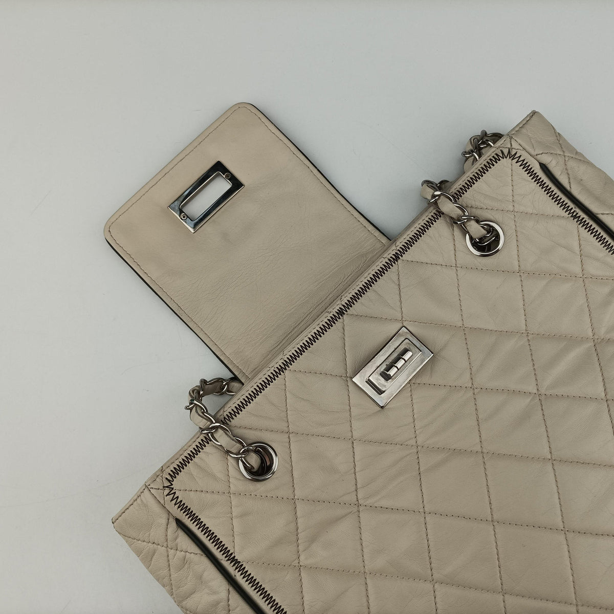 Pre-owned Chanel East West 2.55 White lambskin A37696 shoulderbag | stylenewstar