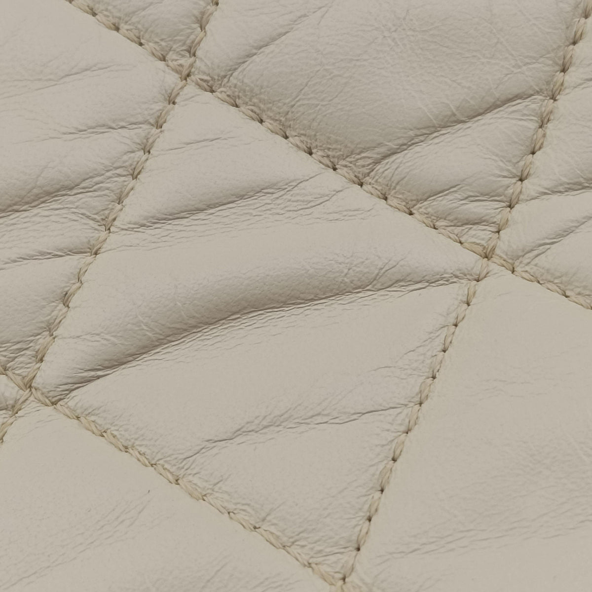 Pre-owned Chanel East West 2.55 White lambskin A37696 shoulderbag | stylenewstar