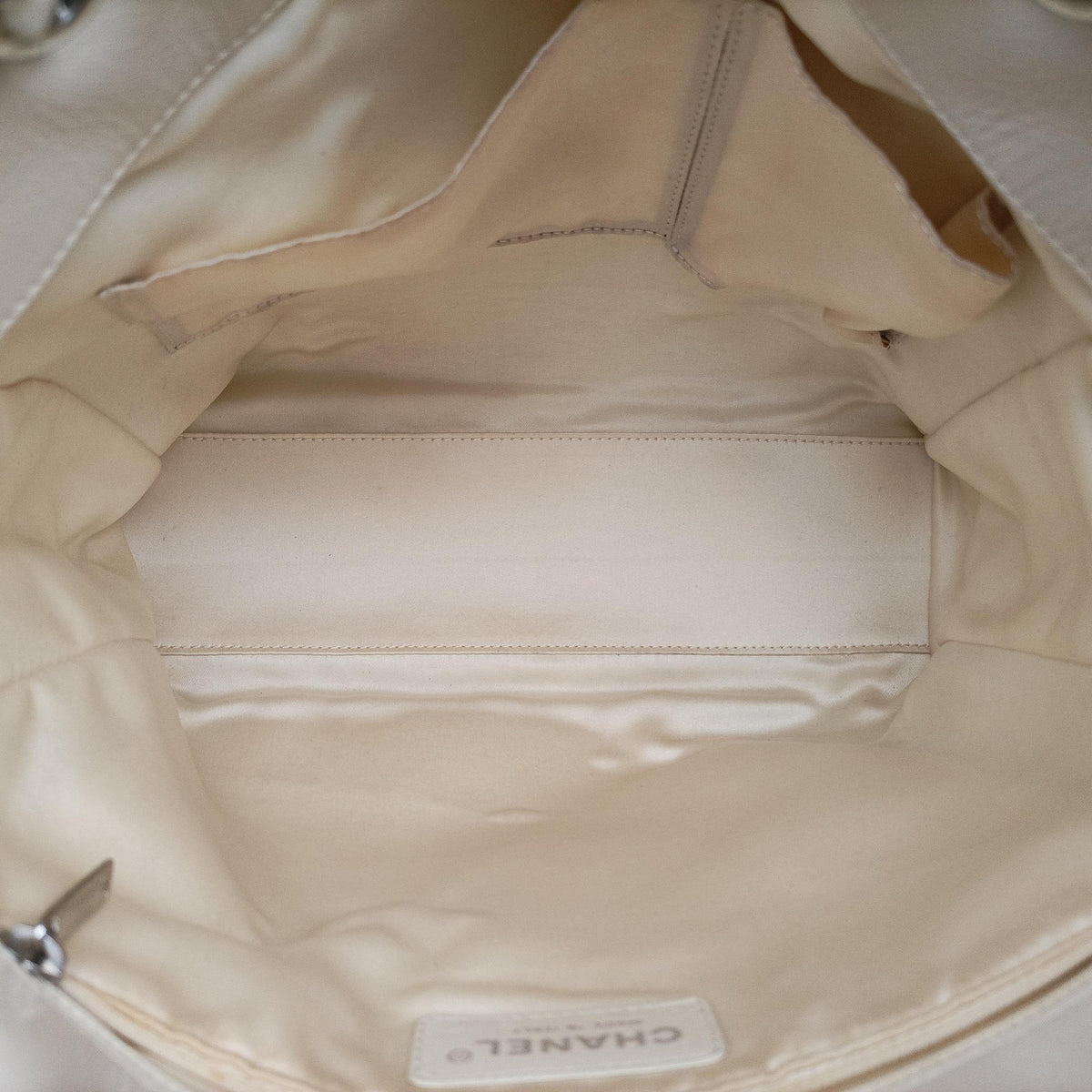 Pre-owned Chanel East West 2.55 White lambskin A37696 shoulderbag | stylenewstar