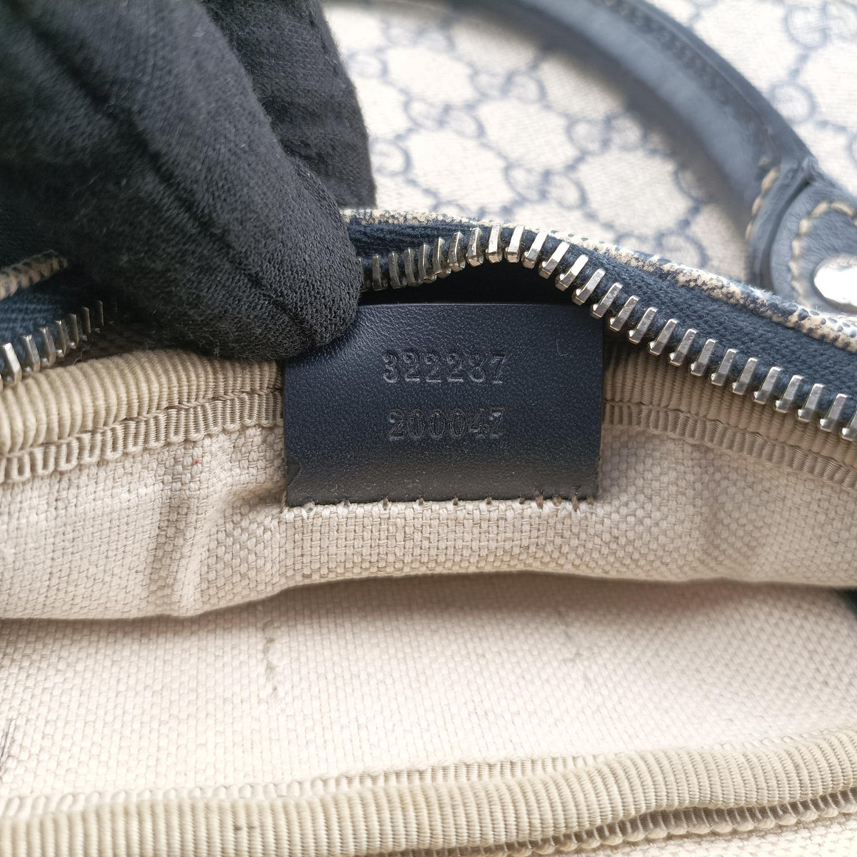 Vintage Gucci GG Supreme Business Beige×Navy PVC coated canvas×Leather 322287 handbag | stylenewstar