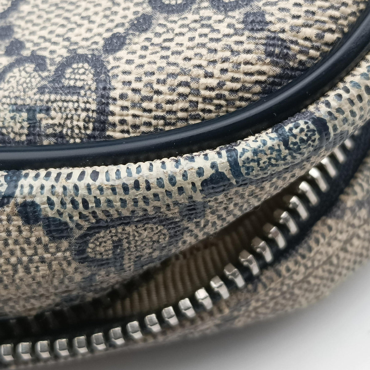 Vintage Gucci GG Supreme Business Beige×Navy PVC coated canvas×Leather 322287 handbag | stylenewstar
