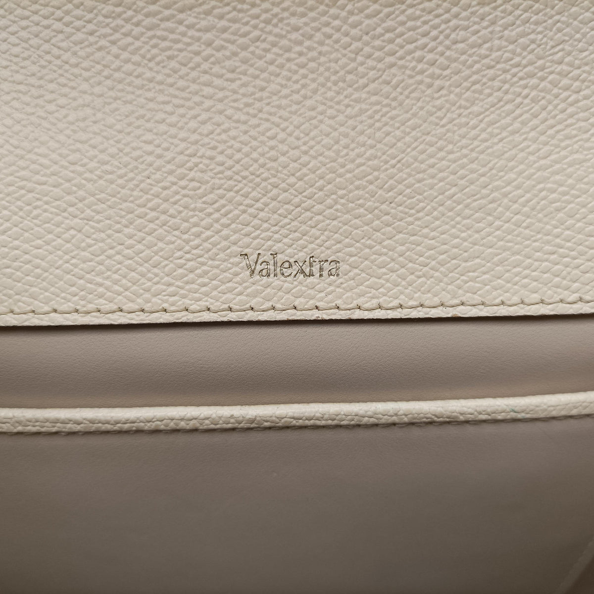 Pre-owned Valextra Iside White × Black Calfskin  shoulderbag | stylenewstar