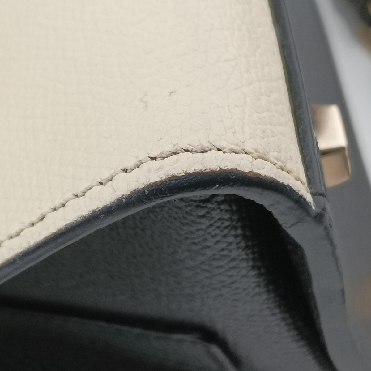 Pre-owned Valextra Iside White × Black Calfskin  shoulderbag | stylenewstar