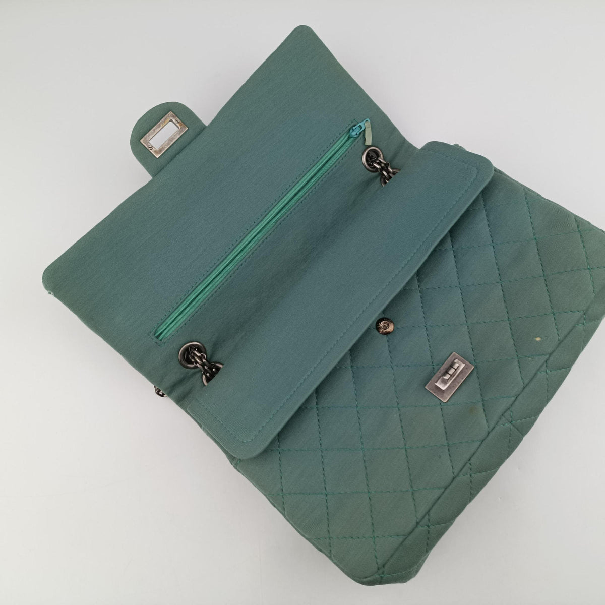 Secondhand Chanel 2.55 Matelasse Green Fabric A66985 shoulderbag | stylenewstar