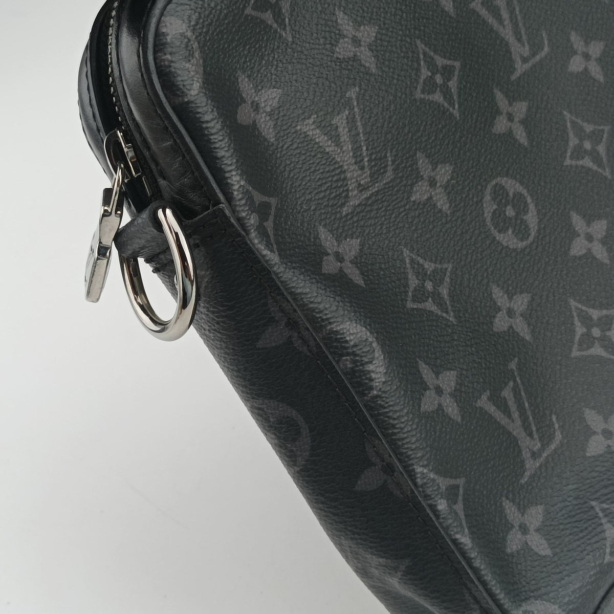 Pre-owned Louis Vuitton Trio Messenger Gris Monogram Shadow M46603 shoulderbag | stylenewstar