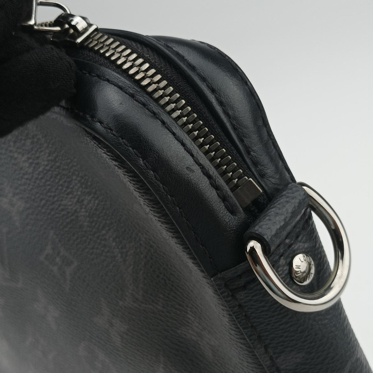 Pre-owned Louis Vuitton Trio Messenger Gris Monogram Shadow M46603 shoulderbag | stylenewstar