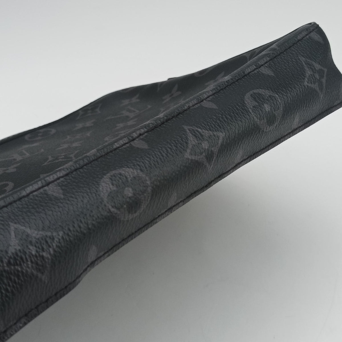Pre-owned Louis Vuitton Trio Messenger Gris Monogram Shadow M46603 shoulderbag | stylenewstar