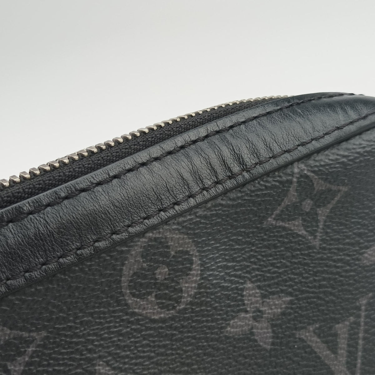 Pre-owned Louis Vuitton Trio Messenger Gris Monogram Shadow M46603 shoulderbag | stylenewstar