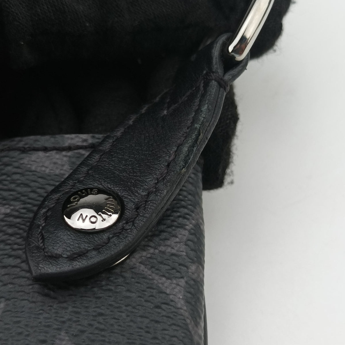 Pre-owned Louis Vuitton Trio Messenger Gris Monogram Shadow M46603 shoulderbag | stylenewstar