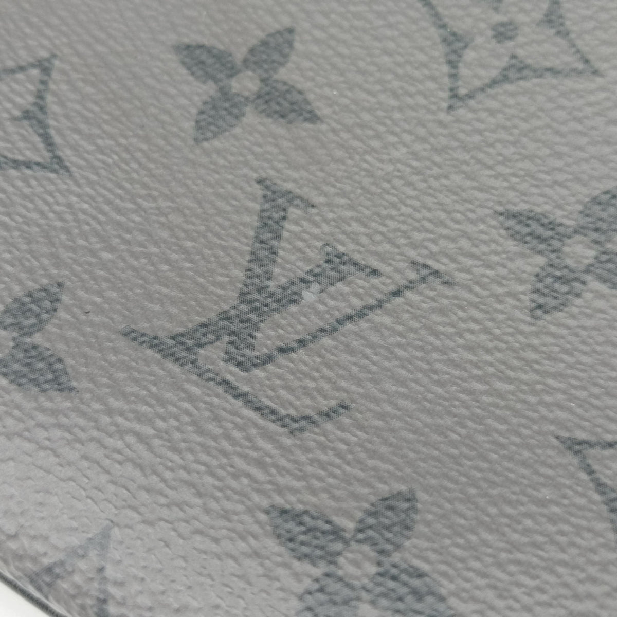 Pre-owned Louis Vuitton Trio Messenger Gris Monogram Shadow M46603 shoulderbag | stylenewstar