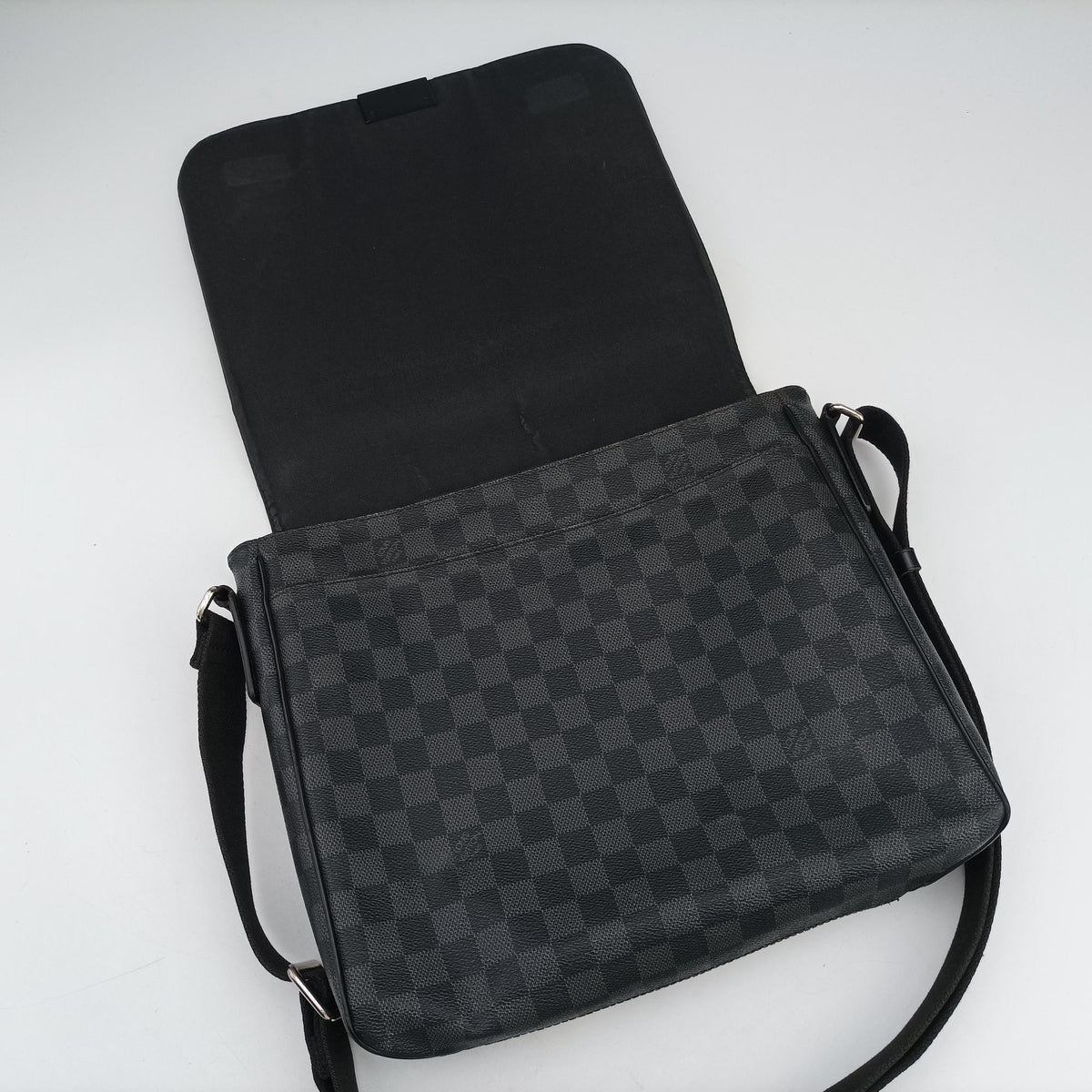 Vintage Louis Vuitton District MM Noir Damier GRAPHITE N41272 shoulderbag | stylenewstar
