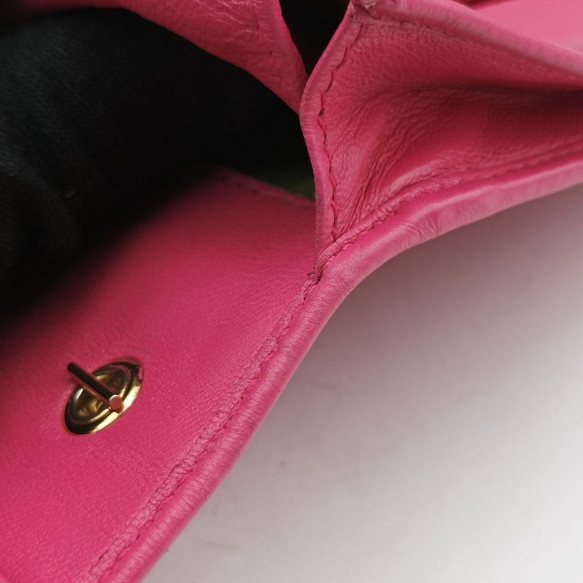 Pre-owned Fendi Embossed Logo Pink lambskin 8M0219 shoulderbag | stylenewstar