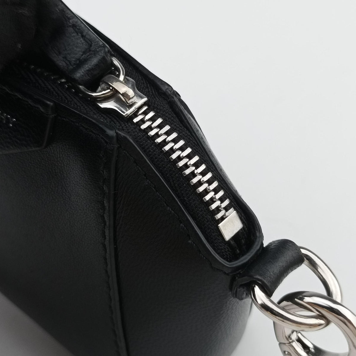 Pre-owned Givenchy Antigona Black Leather  shoulderbag | stylenewstar