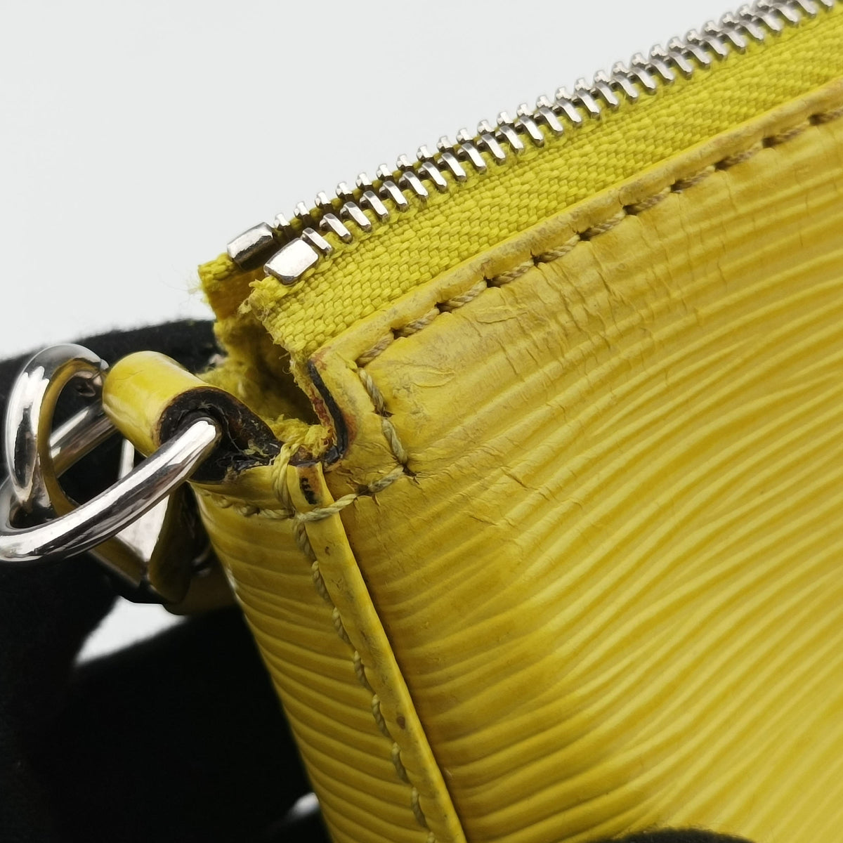 Vintage Louis Vuitton Pochette Accessoires Pistache Epi M40975 handbag | stylenewstar
