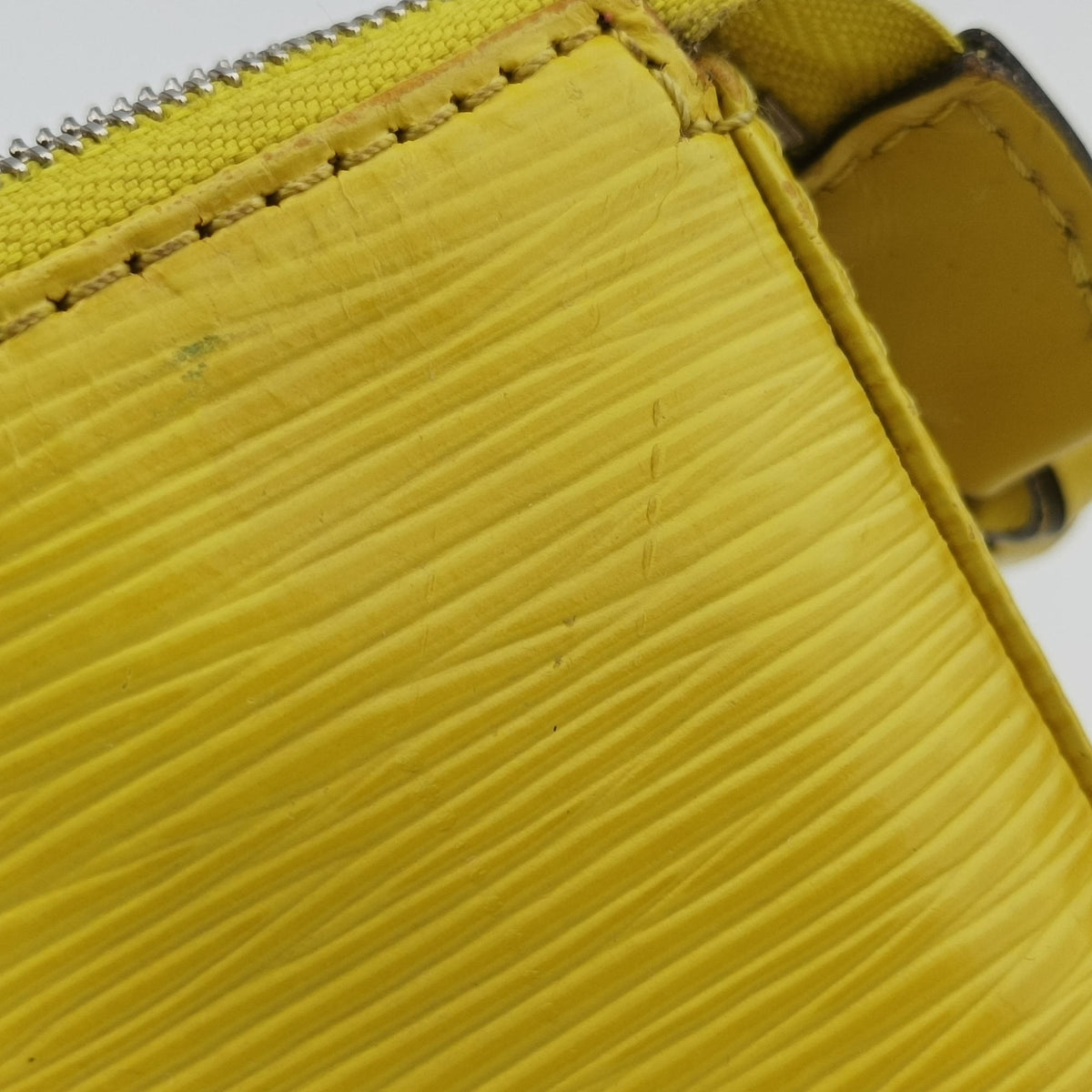 Vintage Louis Vuitton Pochette Accessoires Pistache Epi M40975 handbag | stylenewstar