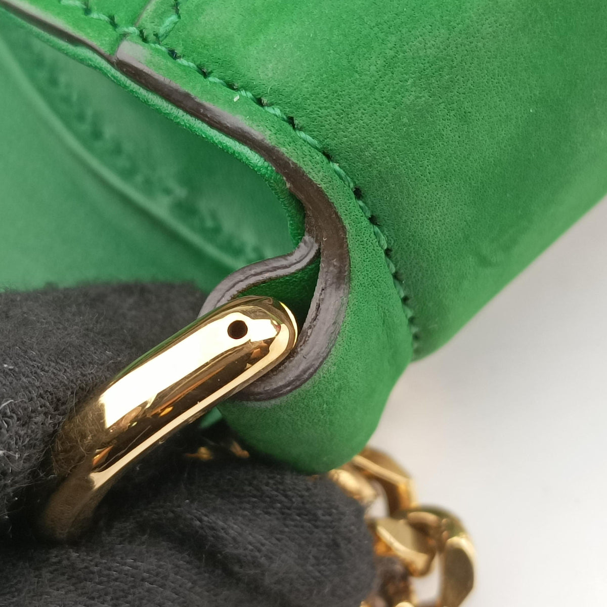 Secondhand Gucci Nubuck Tigrette Chain Green suede 290684 shoulderbag | stylenewstar