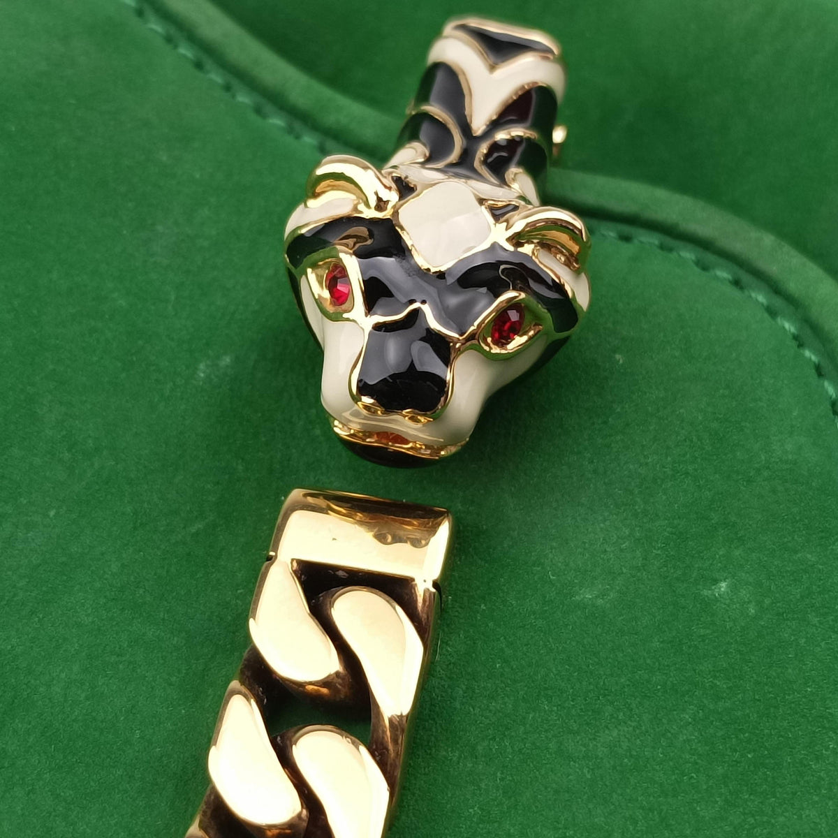 Secondhand Gucci Nubuck Tigrette Chain Green suede 290684 shoulderbag | stylenewstar