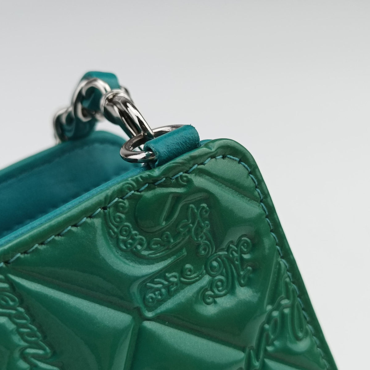 Secondhand Chanel Iconic Matelasse Turquoise Patent Leather A37156 shoulderbag | stylenewstar