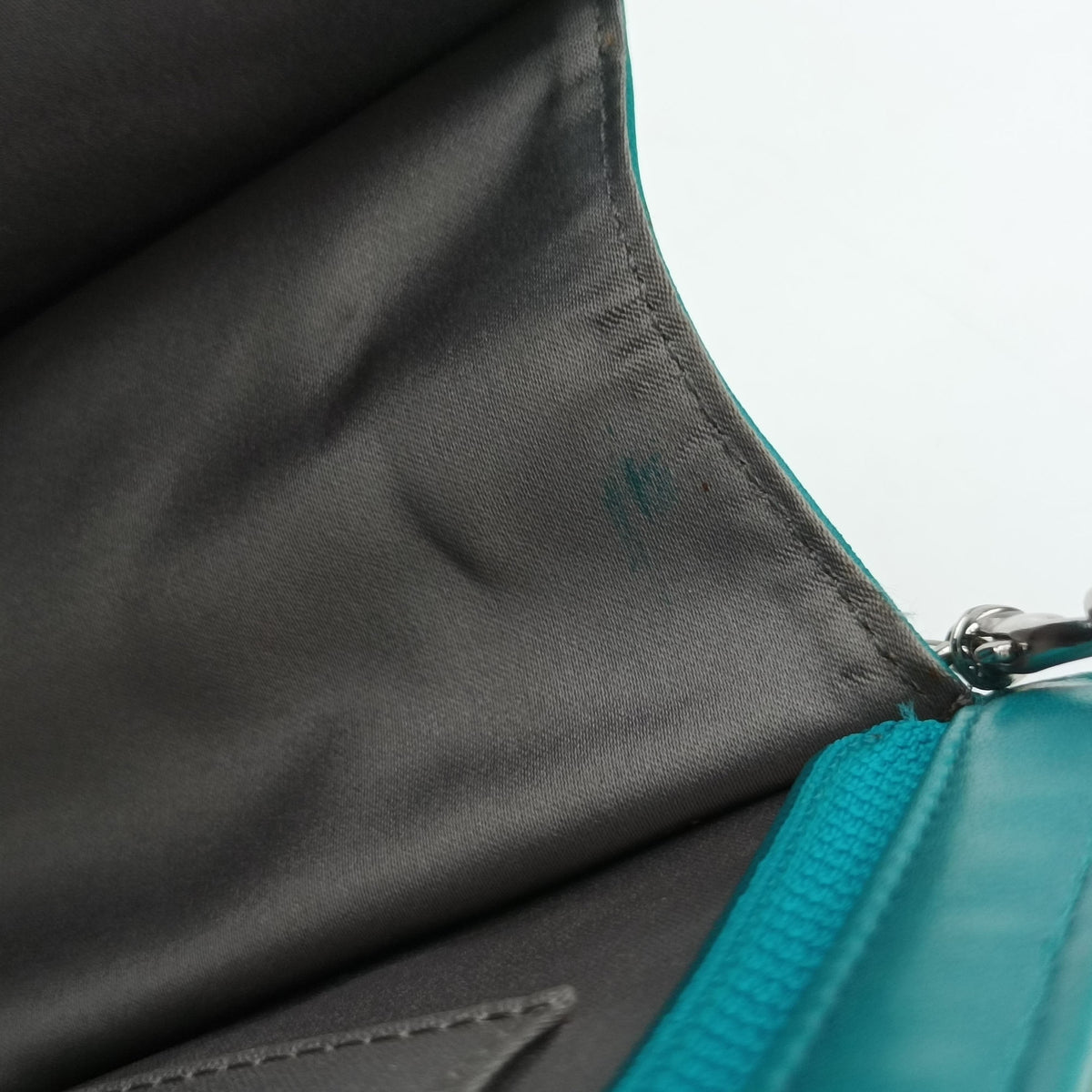 Secondhand Chanel Iconic Matelasse Turquoise Patent Leather A37156 shoulderbag | stylenewstar
