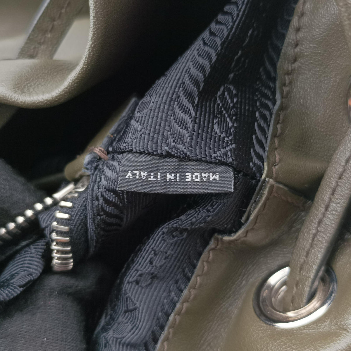 Pre-owned Prada Triangle logo Green Leather BZ032L backpack/rucksack | stylenewstar