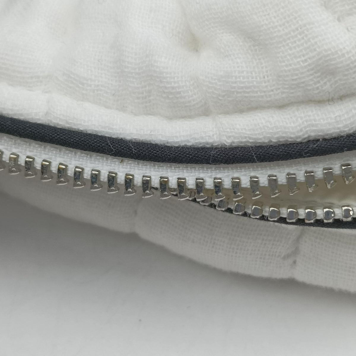 Pre-owned Burberry Quilted Zipper Pouch White Cotton  clutchbag | stylenewstar