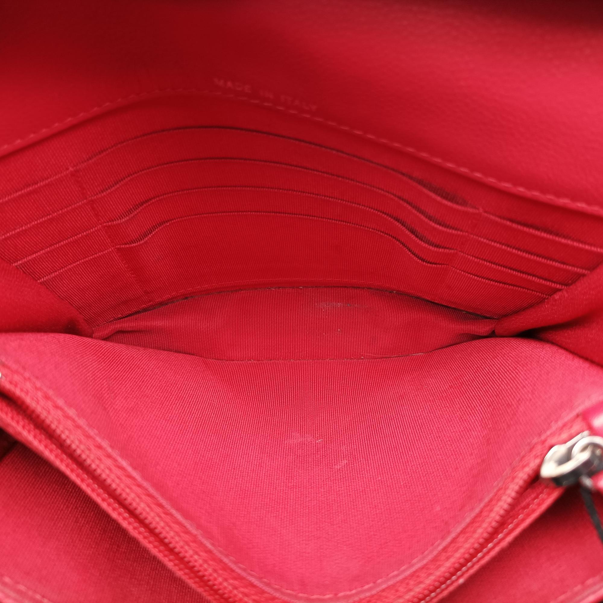 Pre-owned Chanel Square Matelasse Red caviar skin A84310 shoulderbag | stylenewstar