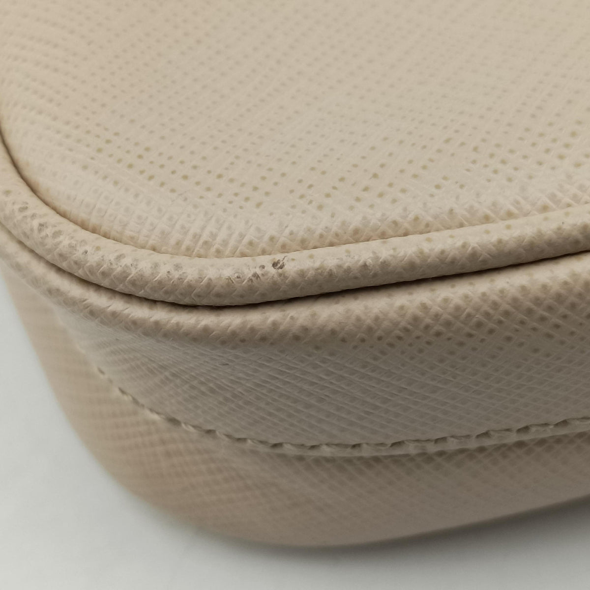 Secondhand Prada Re-Edition 2005 Beige SAFFIANO Leather 1BH204 shoulderbag | stylenewstar